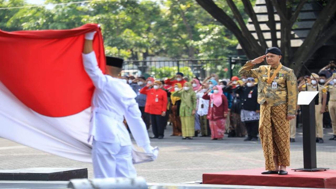 Gubernur Jawa Tengah Ganjar Pranowo saat menjadi inspektur upacara pada Peringatan Hari Pendidikan Nasional tingkat Provinsi Jateng di Semarang, Selasa (2/5/2023). ANTARA/HO-Humas Pemprov Jateng