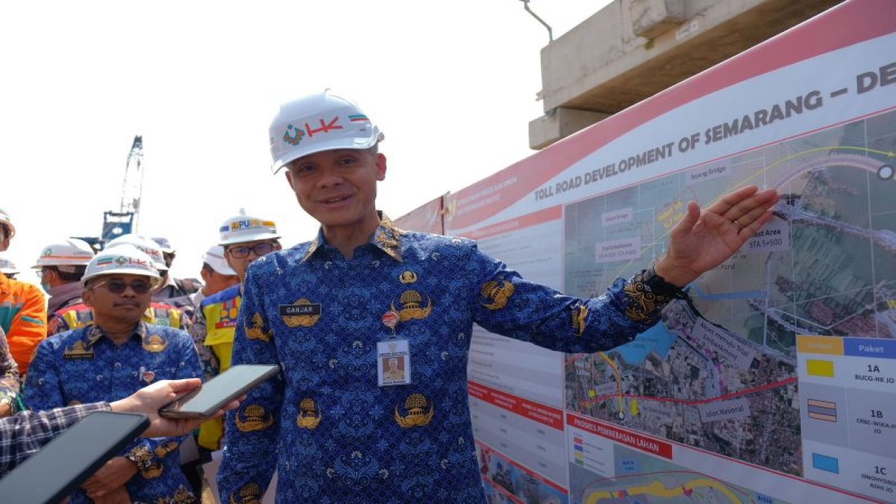 Gubernur Jawa Tengah Ganjar Pranowo mengecek progres pembangunan Jalan Tol Semarang-Demak Seksi I Ruas Kaligawe-Sayung, Rabu (17/5/2023). (ANTARA/HO-Humas Pemprov Jateng)