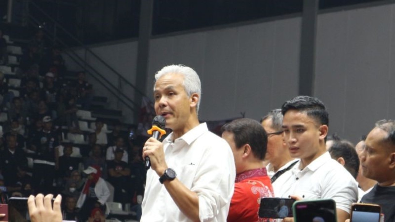 Bakal Calon Presiden PDI Perjuangan Ganjar Pranowo hadiri halal bihalal Relawan Jokowi di Gedung Basket Gelora Bung Karno, Jakarta Pusat, Sabtu (13/5/2023). ANTARA/Fianda Sjofjan Rassat