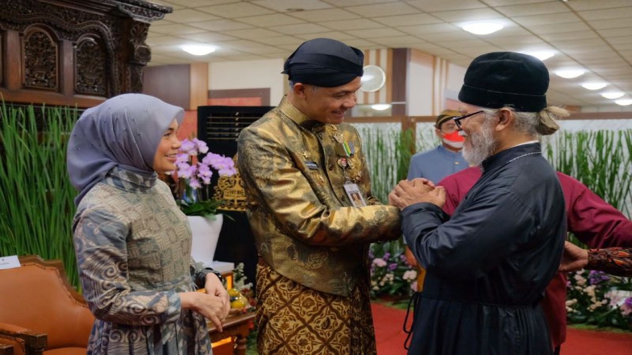 Gubernur Jawa Tengah Ganjar Pranowo menggelar halalbihalal di lingkungan Pemprov Jateng yang dihadiri sejumlah kepala daerah dan tokoh lintas agama. (ANTARA/HO-Humas Pemprov Jateng)
