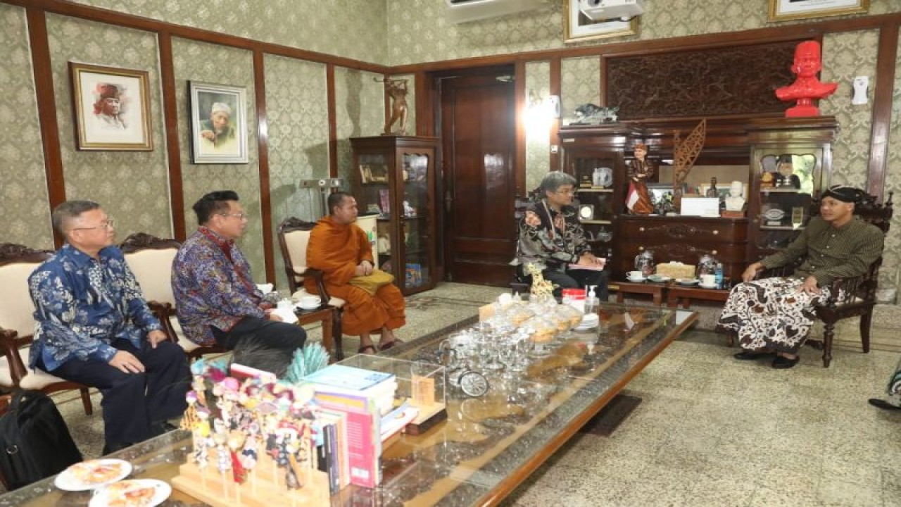 Gubernur Jawa Tengah Ganjar Pranowo berbincang dengan pengurus Walubi membahas persiapan peringatan Hari Waisak tahun 2023 di Semarang, Kamis (4/5/2023). ANTARA/HO-Humas Pemprov Jateng
