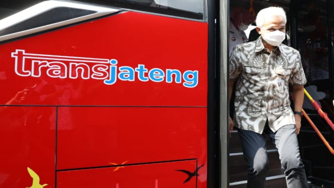 Gubernur Jawa Tengah Ganjar Pranowo meluncurkan BRT Transjateng rute Semarang-Grobogan, Rabu (13/10) (ANTARA/HO-Humas Pemprov Jateng)