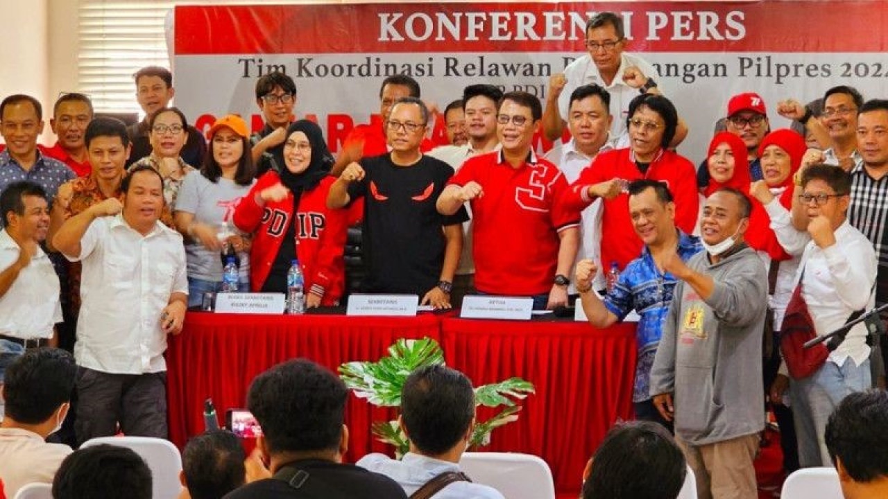 Sesi foto bersama Tim Koordinasi Relawan Pemenangan Pilpres PDI Perjuangan usai konferensi pers di Jakarta, Jumat (12/5/2023). ANTARA/HO-PDI Perjuangan