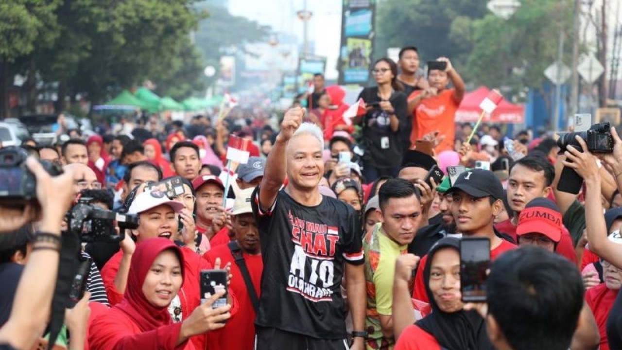 Ganjar Pranowo menyapa warga Serang yang sedang berolahraga pagi di Alun-alun Kota Serang, Banten, Minggu pagi (28/5/1986). ANTARA/HO-PDIP