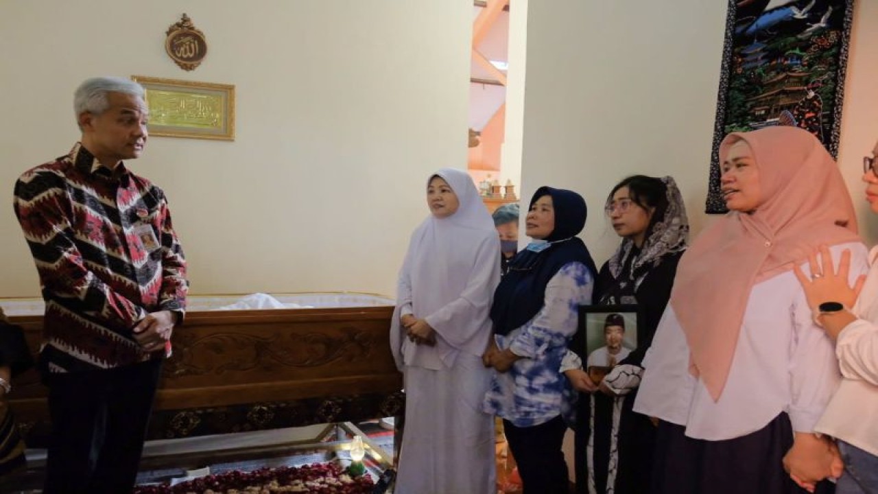 Gubernur Jawa Tengah Ganjar Pranowo berbincang dengan keluarga almarhum Adrianus Aribowo di rumah duka. (ANTARA/HO-Humas Pemprov Jateng)
