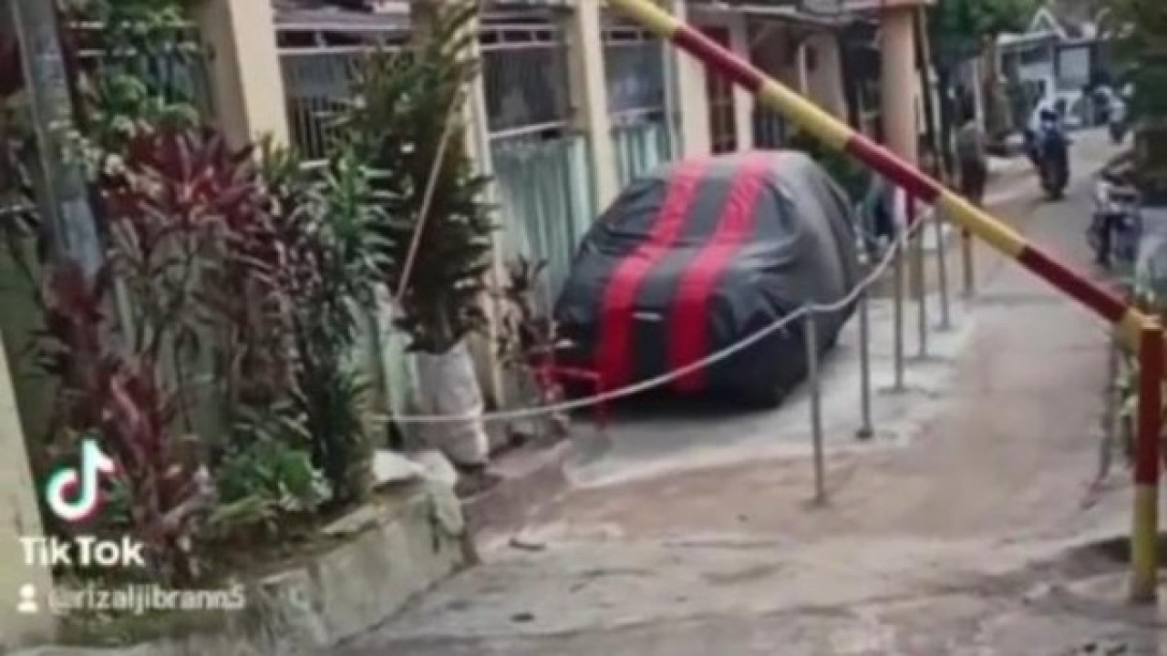 'Garasi' depan rumah yang viral. (Net)