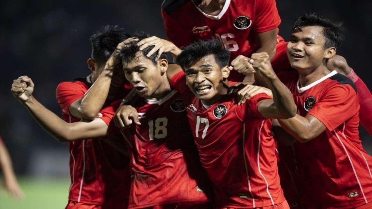Pesepak bola Timnas Indonesia U-22 melakukan selebrasi usai mencetak gol ke gawang Timnas Kamboja saat pertandingan Grup A Sepak Bola SEA Games 2023 di National Olympic Stadium, Phnom Penh, Kamboja, Rabu (10/5/2023). ANTARA FOTO/M Agung Rajasa/aww.