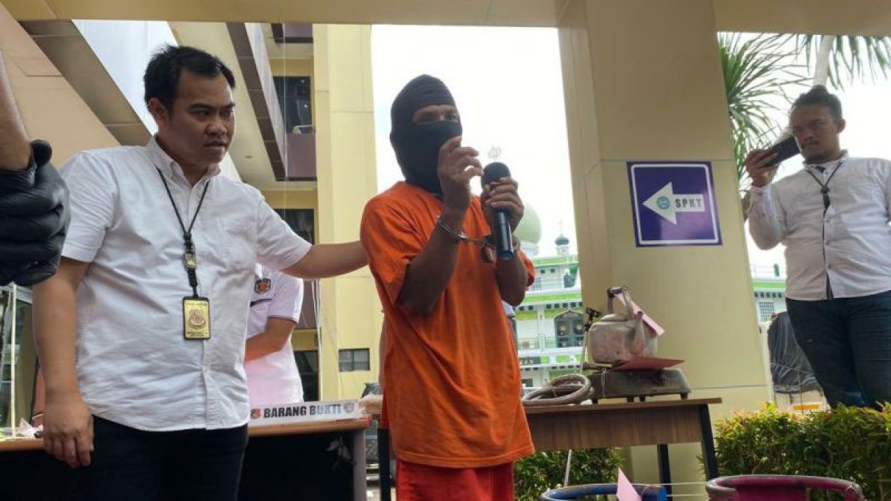 Tersangka pengoplosan gas, RS saat tampil di hadapan wartawan, Jakarta, Kamis (11/5/2023). ANTARA/Luthfia Miranda Putri