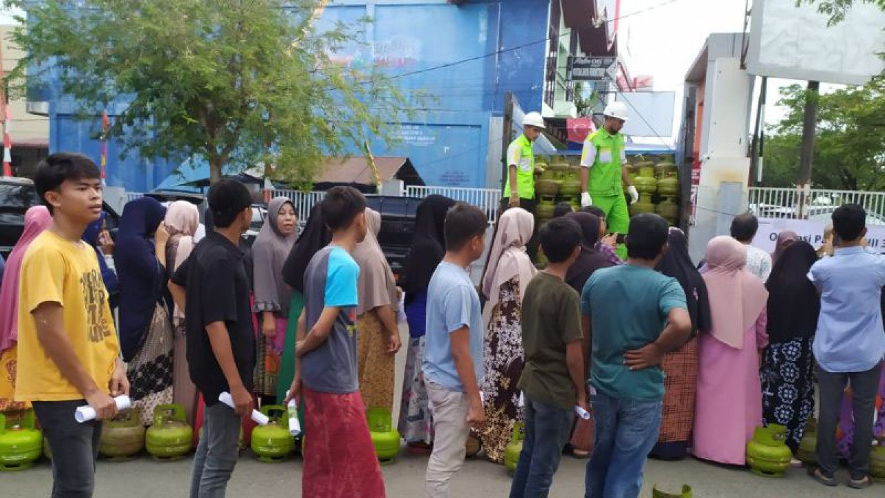Masyarakat Aceh Besar saat mengantri pembelian LPG 3 Kg Bersubsidi pada kegiatan operasi pasar, di Aceh Besar, Selasa (2/5/2023) (ANTARA/Rahmat Fajri)