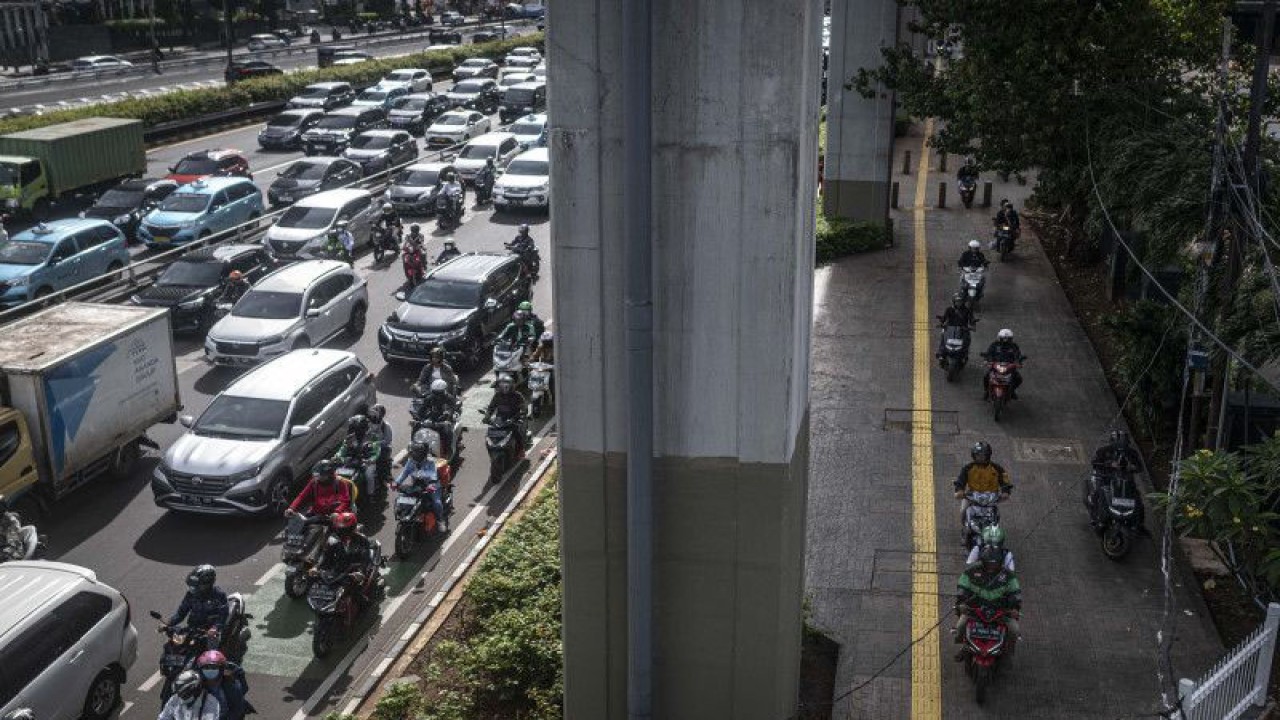 Pengendara sepeda motor melintas di atas trotoar Jalan Gatot Subroto, Jakarta, Senin (6/3/2023). ANTARA FOTO/Aprillio Akbar/hp.