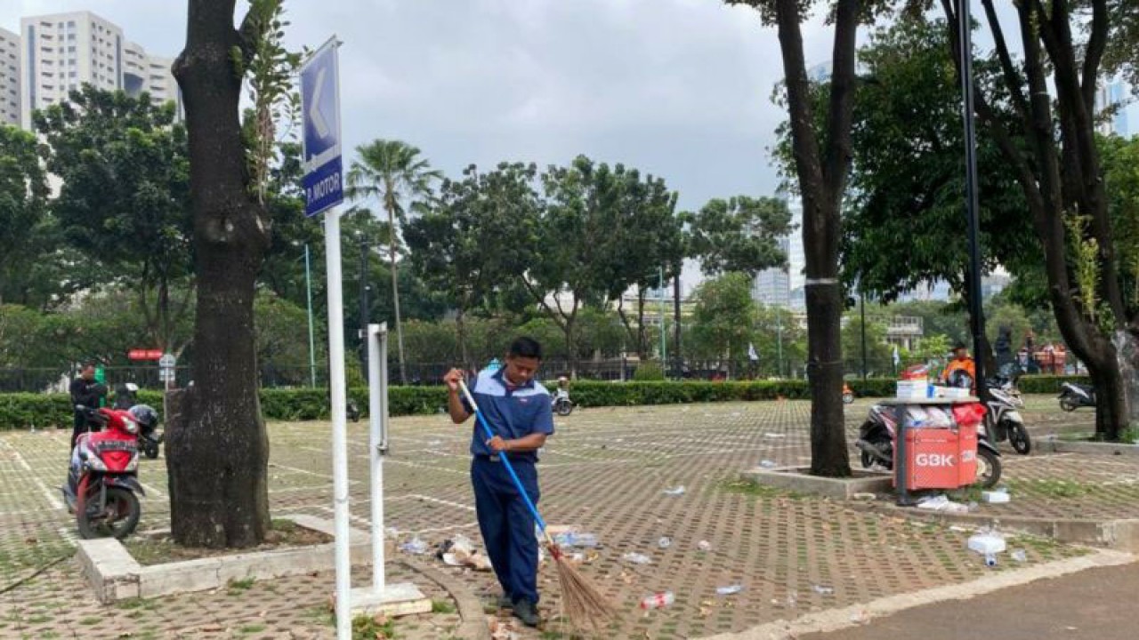 Seorang petugas kebersihan Gelora Bung Karno menyapu sampah di Istora Senayan, Jakarta, Senin (1/5/2023). ANTARA/Luthfia Miranda Putri