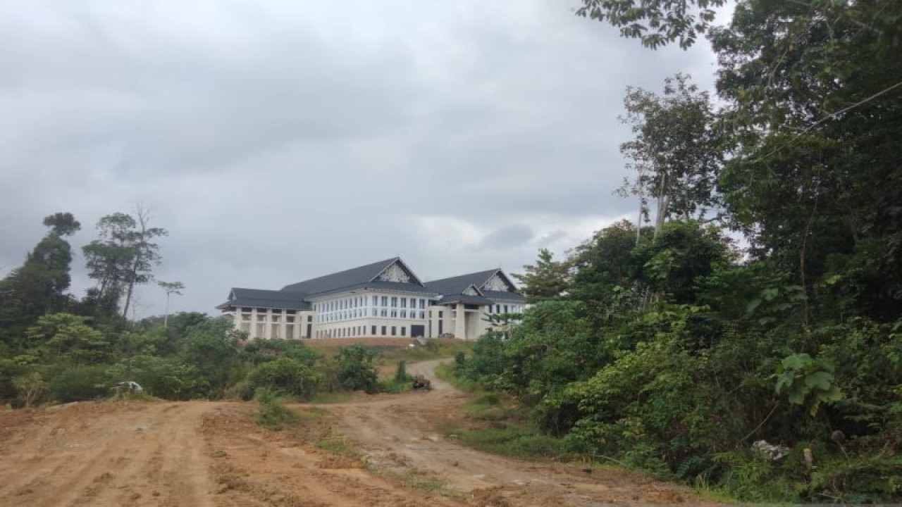 Gedung Kantor Bupati Mahakam Ulu, masih menunggu pemasangan instalasi listrik dan air bersih. (ANTARA/taufiq hart)