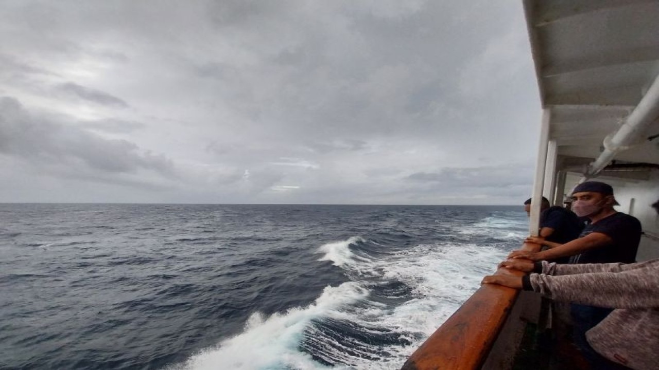 Ilustrasi - Penumpang menyaksikan gelombang laut dari atas kapal saat melintasi Laut Sawu di Nusa Tenggara Timur (NTT). (ANTARA/Aloysius Lewokeda)