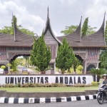 Gerbang masuk Universitas Andalas (Unand) Sumatera Barat (Sumbar). (ANTARA/Muhammad Zulfikar).-1683708941