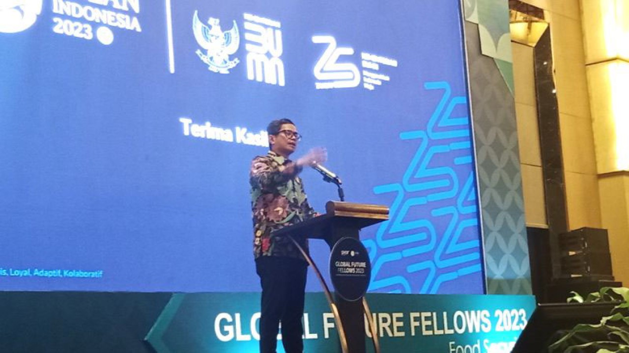 Wakil Menteri BUMN Pahala Mansury memberikan sambutan saat pembukaan Progran "Global Future Fellows (GFF): Food security 2023" di Yogyakarta, Senin (22/5/2023) (ANTARA/Luqman Hakim)