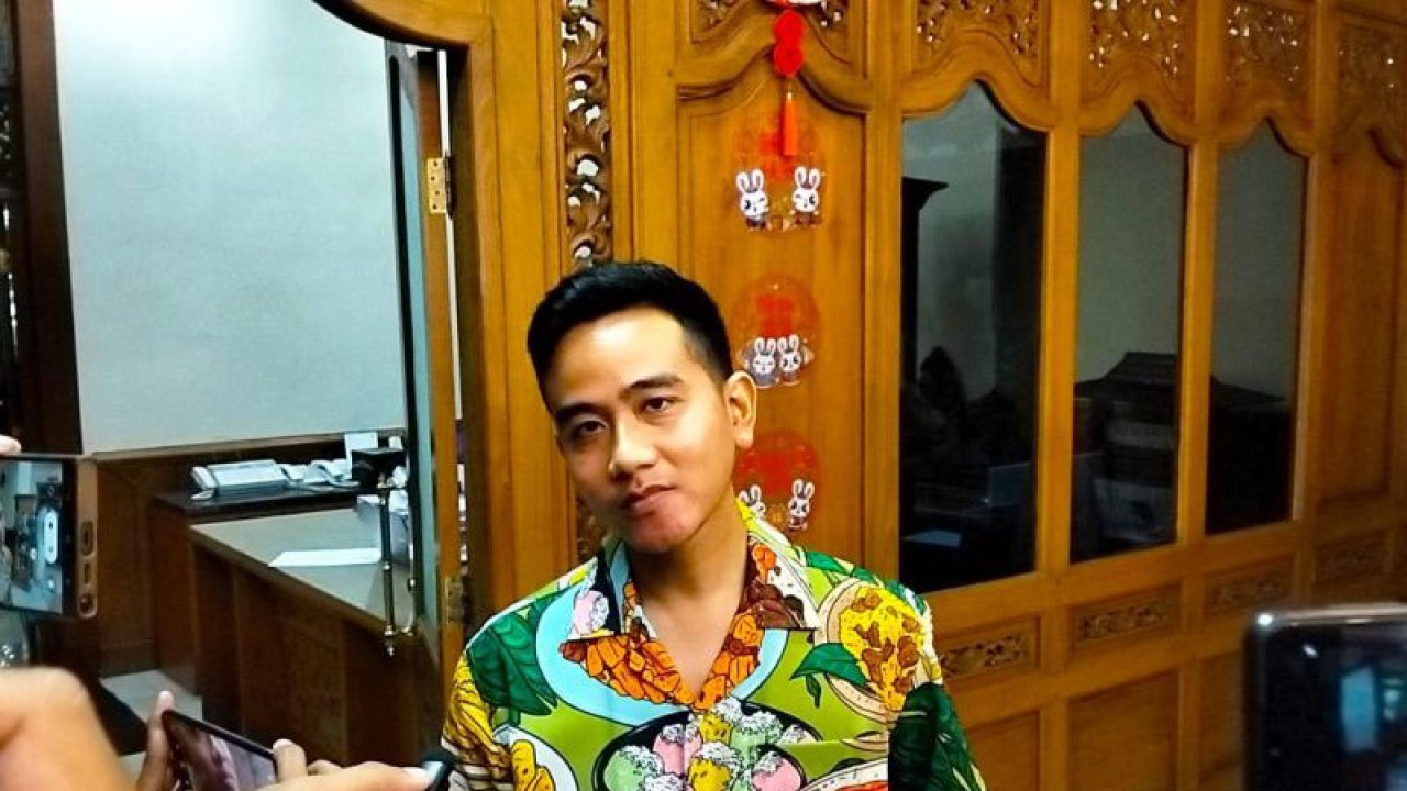 Wali Kota Surakarta Gibran Rakabuming Raka memberikan keterangan kepada wartawan di Solo, Rabu (31/5/2023). (ANTARA/Aris Wasita)