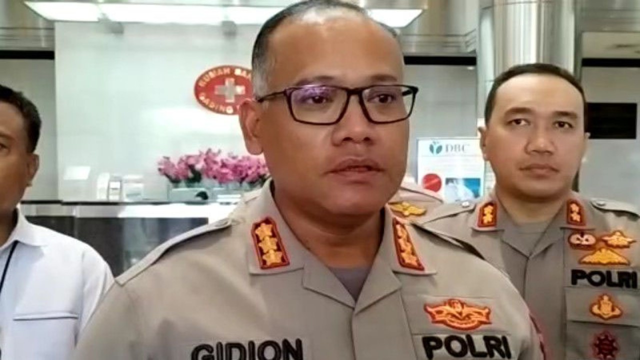 Kapolres Metro Jakarta Utara Kombes Pol Gidion Arif Setyawan (tengah) didampingi Wakapolres Metro Jakarta Utara AKBP Wiraga Dimas Tama (kanan) dan Kasatreskrim Polres Metro Jakarta Utara AKBP Iver Son Manossoh saat menjenguk salah seorang wanita lanjut usia (lansia) berinisial RD (58) di Rumah Sakit Gading Pluit, Kelapa Gading, Senin (8/5/2023). ANTARA/Abdu Faisal