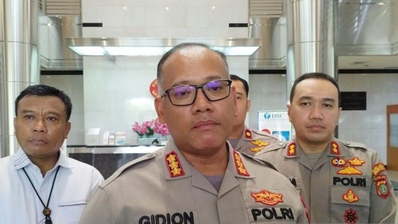 Kapolres Metro Jakarta Utara Kombes Pol Gidion Arif Setyawan ditemui usai menjenguk salah seorang wanita lanjut usia (lansia) berinisial RD (58) di Rumah Sakit Gading Pluit, Kelapa Gading, Senin (8/5/2023). (ANTARA/Abdu Faisal)