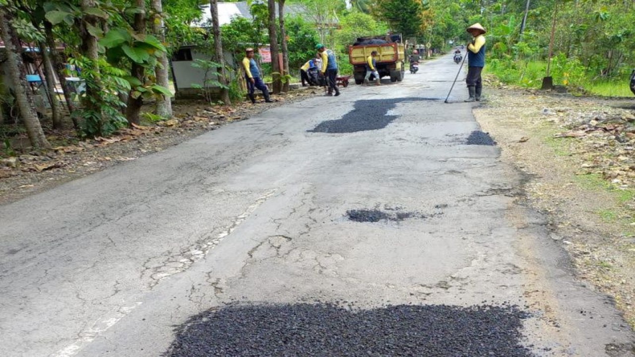 Pemkab Gunungkidul memprioritaskan pembangunan infrastruktur jalan untuk menunjang percepatan pertumbuhan ekonomi desa/kalurahan. (ANTARA/HO- Dokumen Humas Pemkab Gunungkidul)