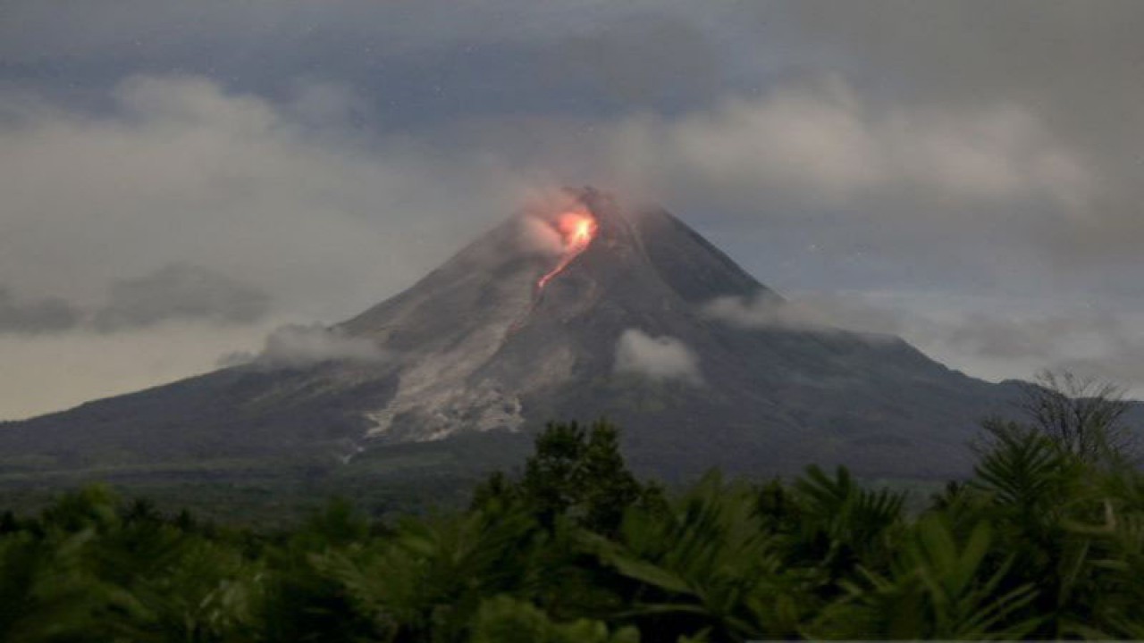 Arsip Foto - Guguran lava pijar Gunung Merapi terlihat dari Turi, Sleman, DI Yogyakarta, Senin (13/3/2023). (ANTARA FOTO/Hendra Nurdiyansyah/nym)