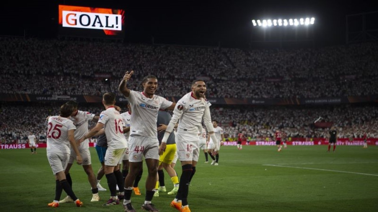 Arsip - Para pemain Sevilla merayakan kemenangan saat pertandingan leg kedua perempat final Liga Europa kontra Manchester United di Ramon Sanchez-Pizjuan stadium, Sevilla, pada 20 April 2023. (Photo by JORGE GUERRERO / AFP) (AFP/JORGE GUERRERO)