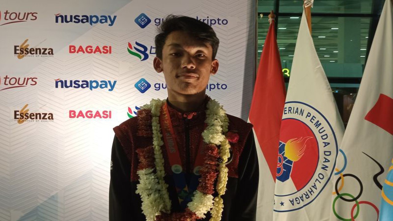Pegolf Indonesia Randy Abernata Mohamad Bintang berpose setelah mengikuti upacara penyambutan atlet SEA Games di Bandara Soekarno-Hatta, Tangerang, Minggu (14/5/2023). (ANTARA/RAUF ADIPATI)