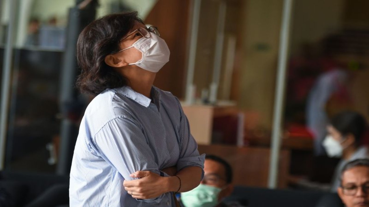 Direktur Mayapada Hospital Grace Dewi Riady atau Grace Tahir menunggu mobil penjemput usai diperiksa penyidik di Gedung Merah Putih KPK, Jakarta, Kamis (11/5/2023). (ANTARA FOTO/Aditya Pradana Putra)