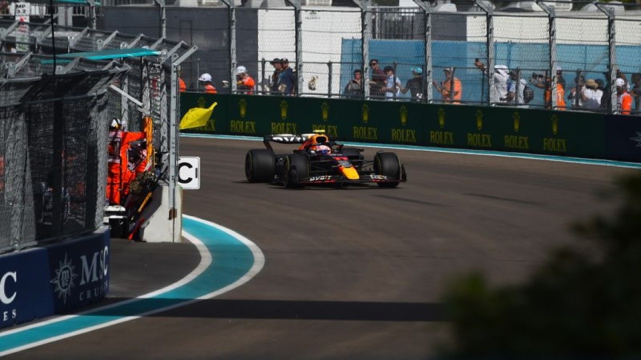 Pebalap tim Red Bull Sergio Perez menjalani balapan Grand Prix Miami, Sirkuit Miami Internasional, Florida. (8/5/2022) (AFP/CHANDAN KHANNA)