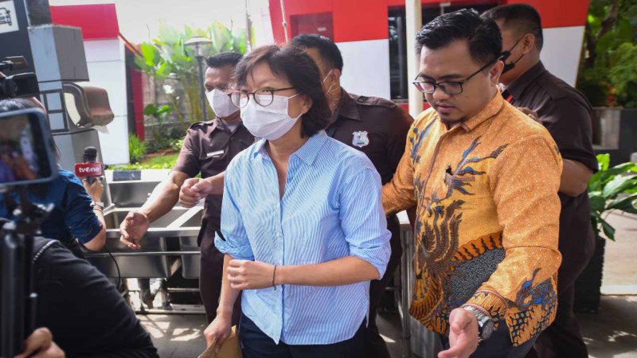 Direktur Mayapada Hospital Grace Dewi Riady atau Grace Tahir (kiri) berjalan meninggalkan Gedung Merah Putih KPK usai menjalani pemeriksaan di Jakarta, Kamis (11/5/2023). Grace yang merupakan putri pendiri Mayapada Group Dato Sri Tahir dan pendiri Lippo Group Rosy Riady tersebut diperiksa sebagai saksi kasus gratifikasi yang menjerat Rafael Alun Trisambodo. ANTARA FOTO/Aditya Pradana Putra