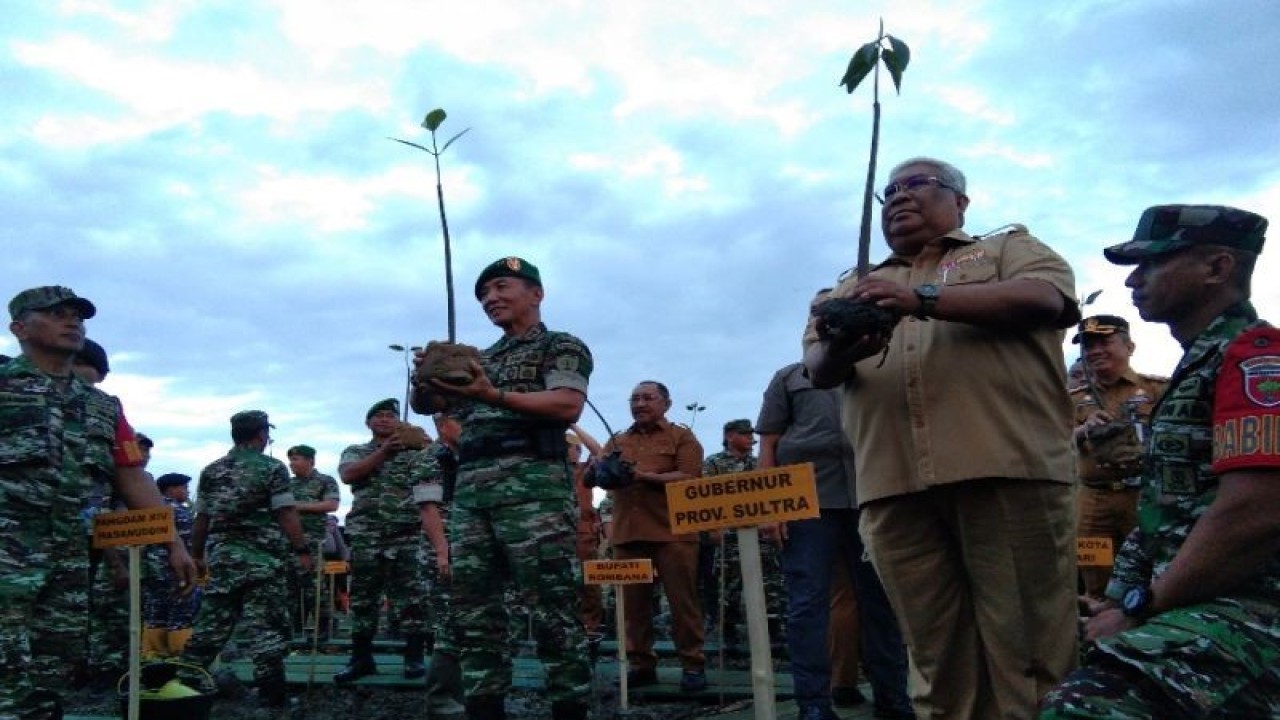 Gubernur Ali Mazi bersama Pangdam XIV/Hasanuddin Mayjen TNI Totok Imam Santoso serta prajurit TNI AD, TNI AU, TNI AL dan pihaknya lainnya melakukan penanaman bibit mangrove di pesisir Teluk Kendari, Sultra, Senin (15/5/2023). ANTARA/M Harianto