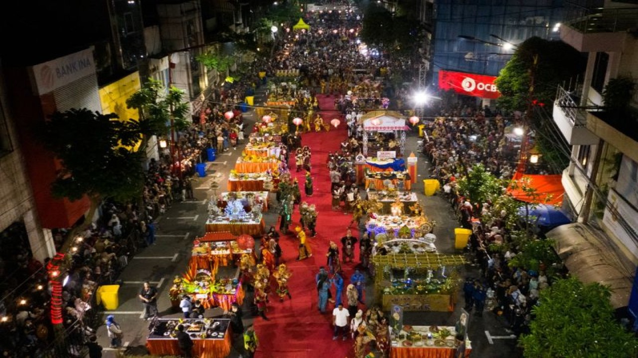 Ribuan pengunjung melihat Festival Rujak Uleg di Kya-kya Jalan Kembang Jepun, Kota Surabaya, Sabtu (6/5/2023) malam (FOTO ANTARA/HO-Diskominfo Surabaya)