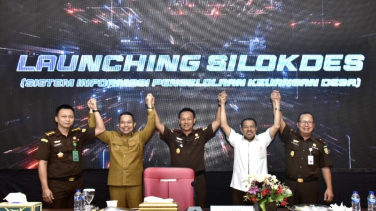 Penjabat Gubernur Gorontalo Ismail Pakaya bersama Kepala Kejaksaan Tinggi Gorontalo Purwanto Joko Irianto pada peluncuran aplikasi sistem informasi pengelolaan keuangan desa (Silokdes) di Kabupaten Gorontalo, Gorontalo. ANTARA/HO