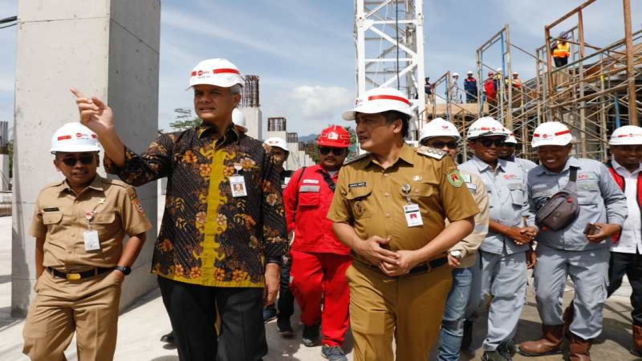 Gubernur Jateng Ganjar Pranowo meninjau Masjid Agung Jawa Tengah di Kabupaten Magelang. ANTARA/HO - Pemprov Jateng