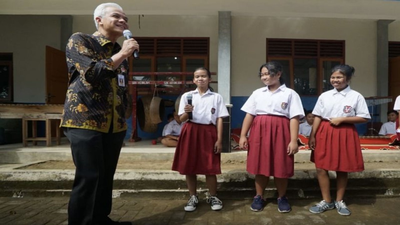 Gubernur Jawa Tengah Ganjar Pranowo berbincang dengan tiga siswi SD Kanisius Kenalan, Kabupaten Magelang, Senin (8/5/2023). (FOTO ANTARA/HO-Humas Pemprov Jateng)
