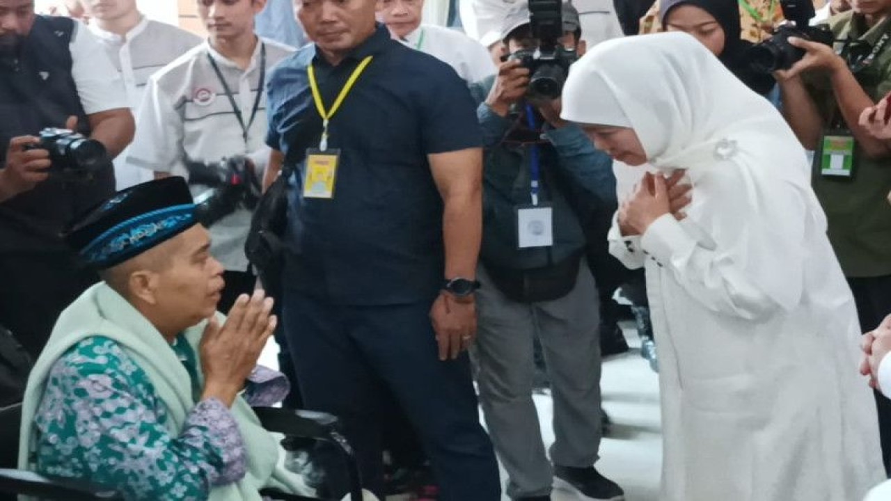 Gubernur Jatim Khofifah Indar Parawansa menyapa seorang calon haji asal Kabupaten Bangkalan yang tergabung dalam kloter 1 di Asrama Haji Embarkasi Surabaya jelang keberangkatan ke Tanah Suci, Rabu (24/5/2023). (FOTO ANTARA/Hanif Nashrullah)