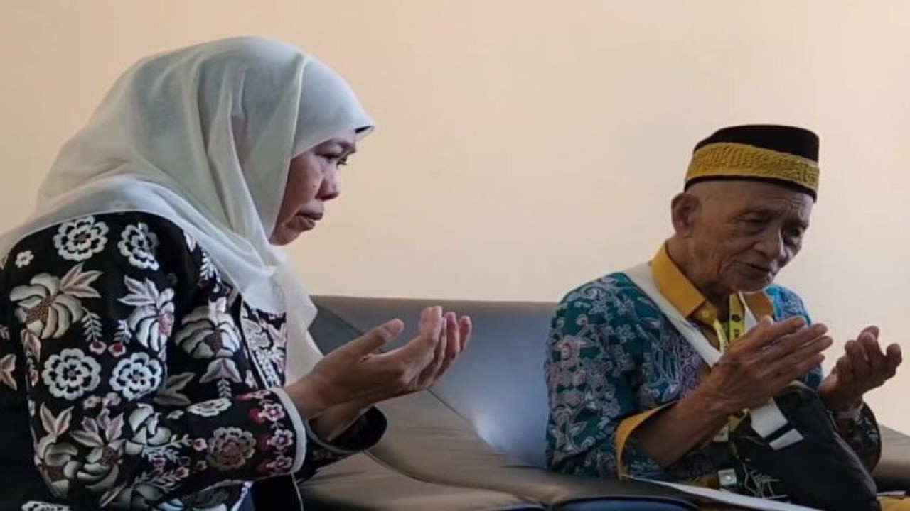 Gubernur Jawa Timur Khofifah Indar Parawansa (kiri) mengamini doa yang dipanjatkan Harun Senar Muhammad di Asrama Haji Embarkasi Surabaya, Kamis (25/5/2023). Calon haji berusia 119 tahun asal Pamekasan itu tercatat tertua se- Indonesia tahun 2023. (ANTARA/Fiqih Arfani)