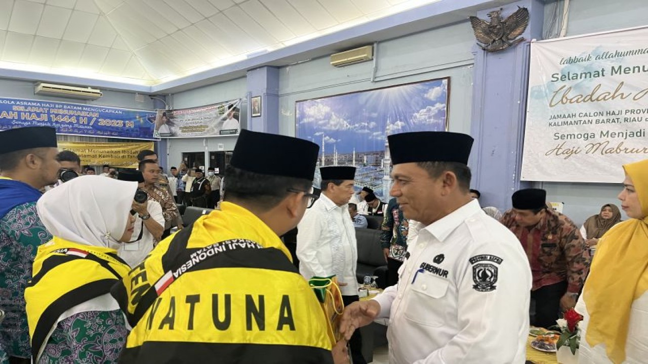 Gubernur Kepri Ansar Ahmad melepas JCH asal Kepri yang tergabung pada kloter 1 Embarkasi Batam, Rabu (24/5/2023). (ANTARA/Jessica)