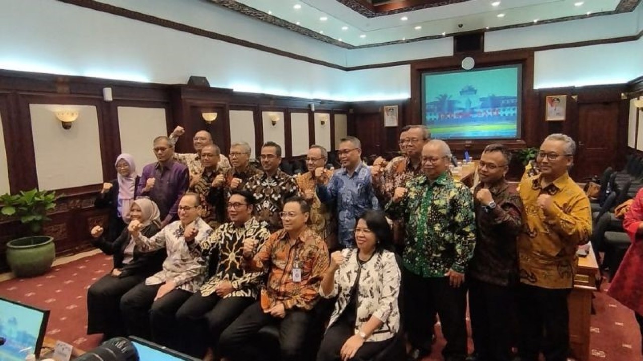 Gubernur Jawa Barat (Jabar) M Ridwan Kamil, seusai menerima 13 Calon Duta Besar Luar Biasa Berkuasa Penuh dan 7 Calon Konjen terkait Potensi Ekonomi dan Perdagangan di Provinsi Jawa Barat, di Gedung Sate, Kota Bandung, Senin (15/5/2023). (ANTARA/HO-Humas Pemda Jawa Barat)