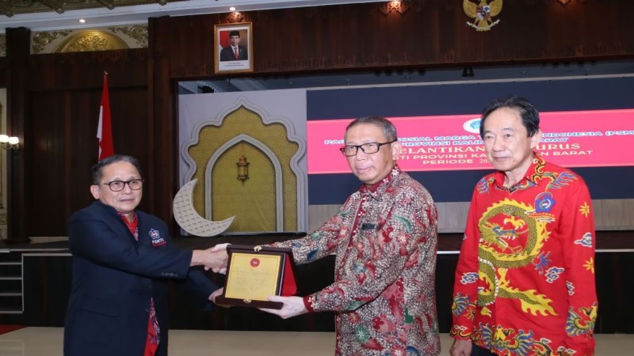 Pelantikan dan Pengukuhan Pengurus Paguyuban Sosial Marga Tionghoa Indonesia (PSMTI) Provinsi Kalbar Masa Bakti 2020-2024 yang dikukuhkan oleh Wakil Ketua Umum Koordinator Wilayah Kalimantan, Drs. Hindrasyah The, dengan disaksikan secara langsung oleh Gubernur Kalimantan Barat, H. Sutarmidji, Selasa. (Rendra Oxtora)