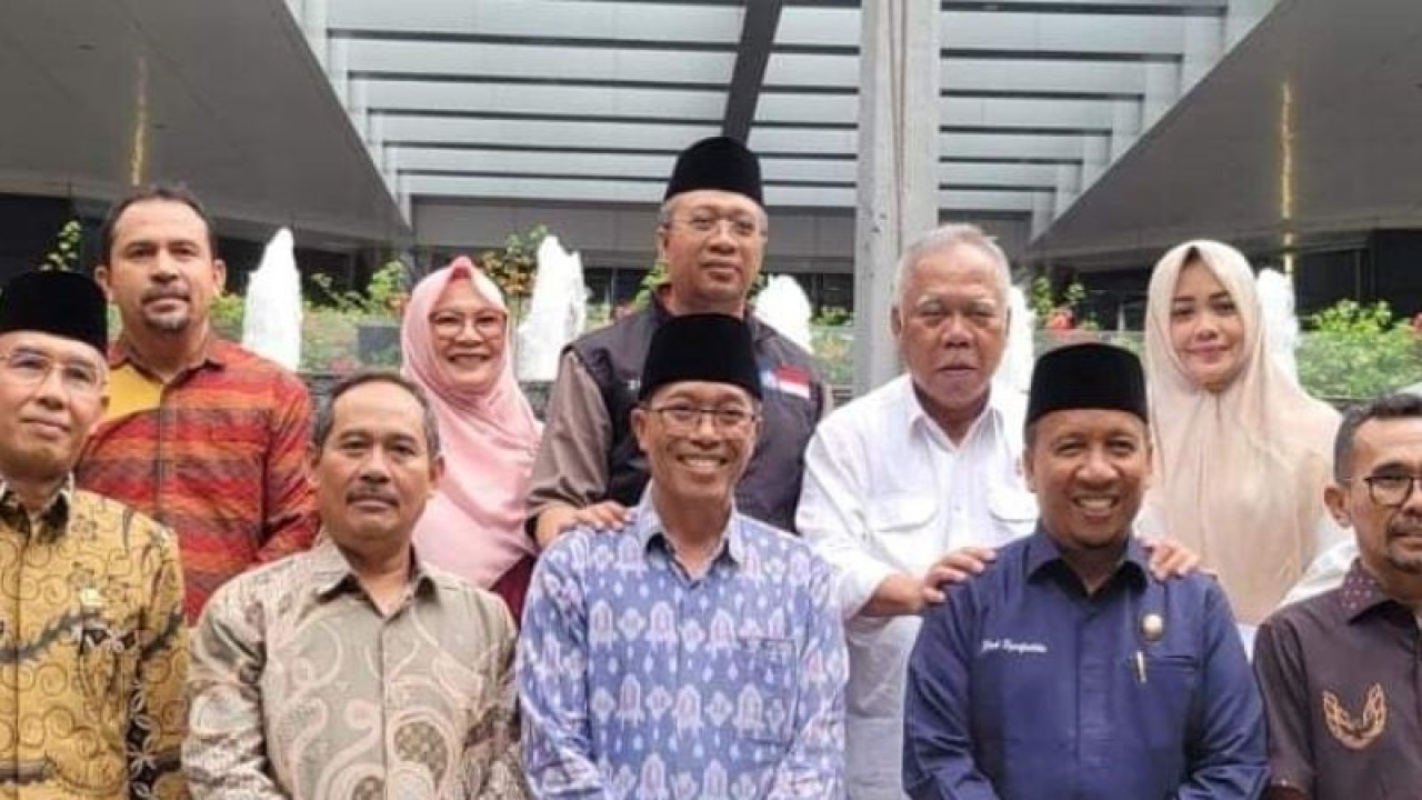 Gubernur Nusa Tenggara Barat (NTB) Zulkieflimansyah bersama 10 kepala daerah saat bertemu Menteri Pekerjaan Umum dan Perumahan Rakyat (PUPR) Basuki Hadimoeljono di Kantor Kementerian PUPR Jakarta. ANTARA/Pemprov NTB