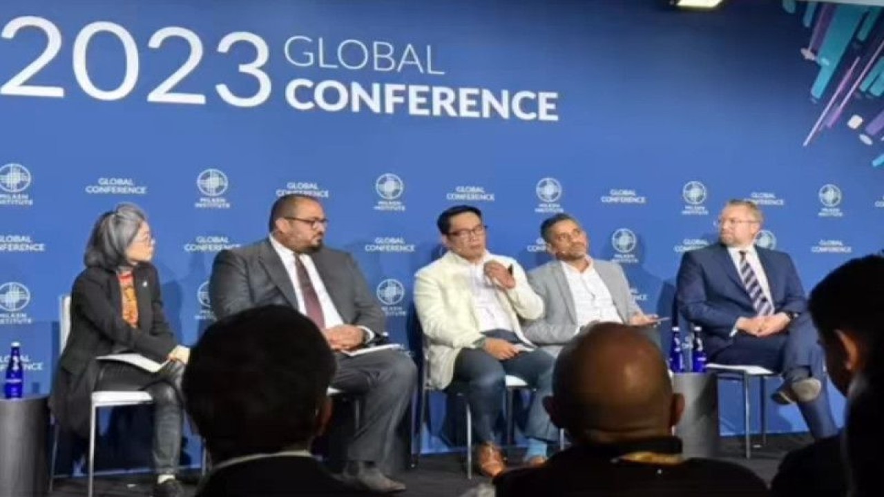 Gubernur Jawa Barat (Jabar) M Ridwan Kamil memaparkan Visi Jabar Masa Depan Berkelanjutan dalam sebuah forum dunia yakni dalam kegiatan Milken Institute Global Conference di Beverly Hilton, Los Angeles, California, Amerika Serikat. (ANTARA/Instagram @ridwankamil)