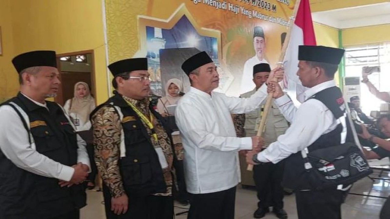 Gubernur Riau Syamsuar melepas 374 Calon Jamaah Haji (CJH) Riau yang tergabung dalam kelompok terbang (kloter) pertama di asrama Embarkasi Haji Antara (EHA) Riau, di Pekanbaru, Rabu (24/5). Antara/Ho-Humas Kemenag Riau.