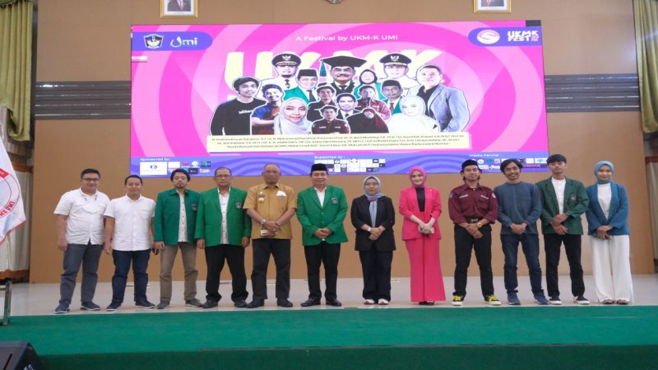 Kepala Dinas Koperasi dan UKM Provinsi Sulawesi Selatan Ashari Fakhsirie (lima kiri) berfoto bersama mahasiswa dan pejabat UMI pada acara Festival UMKM di Makassar, 9-11 Mei 2023.ANTARA/HO-UMI