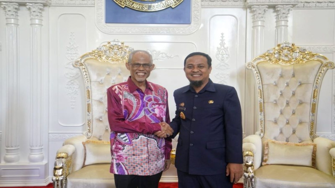 Gubernur Sulsel Andi Sudirman Sulaiman (kanan) dan Menteri Sosial dan Pembangunan Keluarga, Menteri Kesehatan Kedua, dan Menteri yang Bertanggungjawab Atas Urusan Muslim Singapura, Masagos Zulkifli bin Masagos Mohamad, bertemu di Makassar membahas potensi kerjasama.ANTARA/HO-Humas Pemprov Sulsel