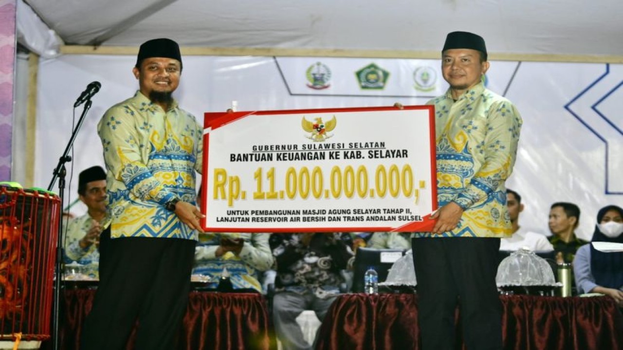 Gubernur Sulsel Andi Sudirman Sulaiman menyerahkan bantuan senilai Rp11 miliar kepada Pemkab Selayar, Sulsel dalam momemtum STQH 2023.ANTARA/HO-Humas Pemprov Sulsel
