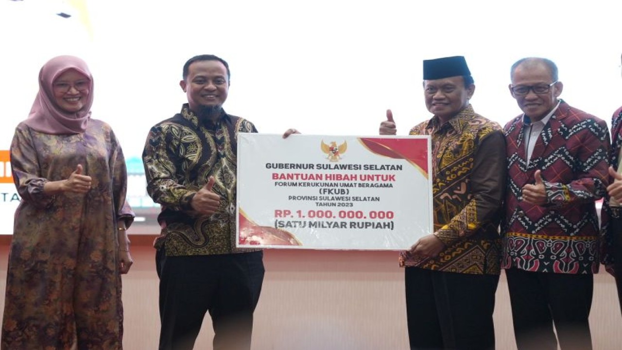 Gubernur Sulsel Andi Sudirman Sulaiman (dua kiri) menyerahkan dana hibah senilai Rp1 miliar kepada Pengurus FKUB Sulsel di Makassar.ANTARA/HO-Humas Pemprov Sulsel