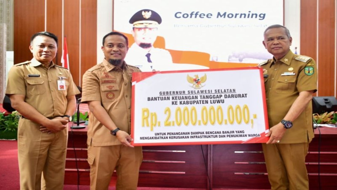 Gubernur Sulsel Andi Sudirman Sulaiman menyerahkan bantuan keuangan untuk penanganan dampak bencana kepada pihak Pemkab Luwu di Makassar. ANTARA/HO-Humas Pemprov Sulsel
