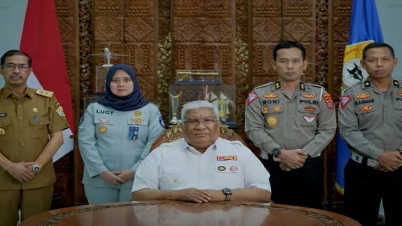 Gubernur Sultra Ali Mazi saat memberikan keterangan soal program pemutihan pajak kendaraan bermotor di Kendari, Jumat (19/5/2023). ANTARA/HO-Protokoler Gubernur Sultra