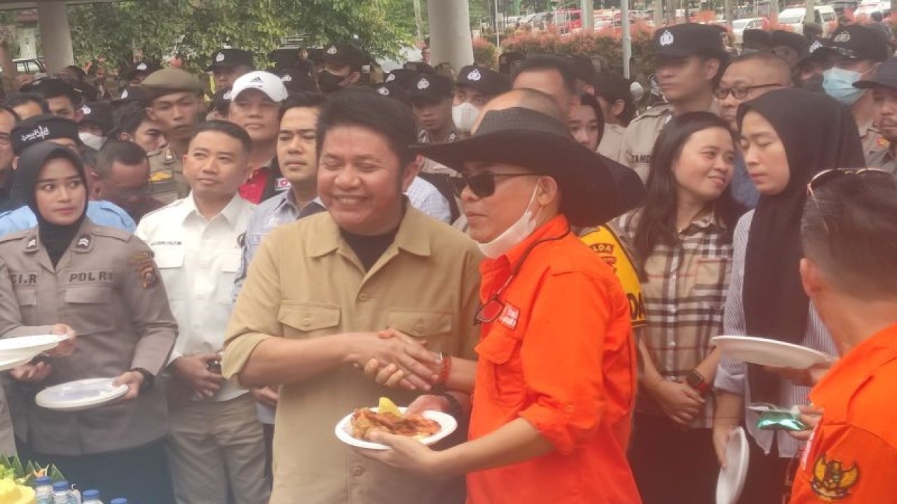 Gubernur Sumatera Selatan (Sumsel) Herman Deru (kiri). ANTARA/M Riezko Bima Elko P