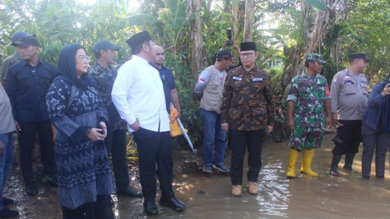 Gubernur Sumsel Herman Deru meninjau banjir di sejumlah wilayah di Kabupaten OKU, Rabu. (ANTARA/Edo Purmana/23)